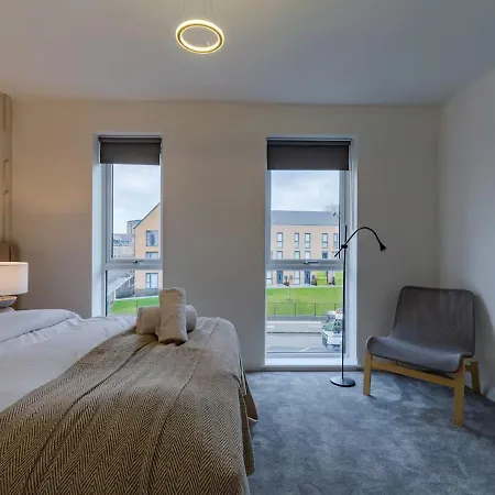 Sherlock Urban Escape Stylish 4br Townhouse With Garden And Parking Holiday home