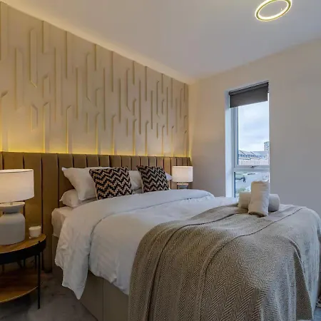 Sherlock Urban Escape Stylish 4br Townhouse With Garden And Parking