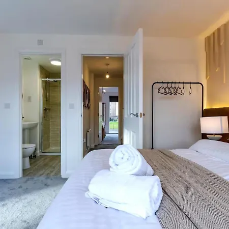 Sherlock Urban Escape Stylish 4br Townhouse With Garden And Parking Holiday home Birmingham
