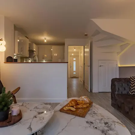 Sherlock Urban Escape Stylish 4br Townhouse With Garden And Parking Birmingham