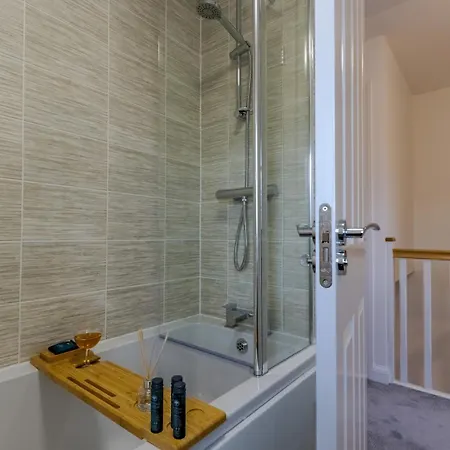 Sherlock Urban Escape Stylish 4br Townhouse With Garden And Parking *